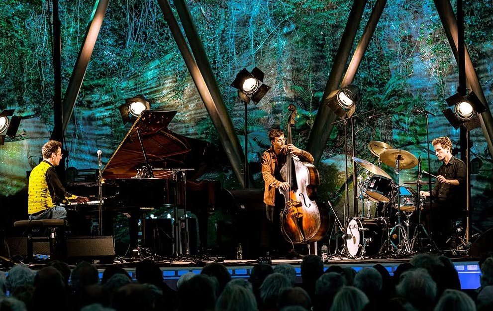 Le Dexter Goldberg Trio sur scène : Dexter au piano, Clément Daldosso à la contrebasse, Philippe Maniez à la batterie
